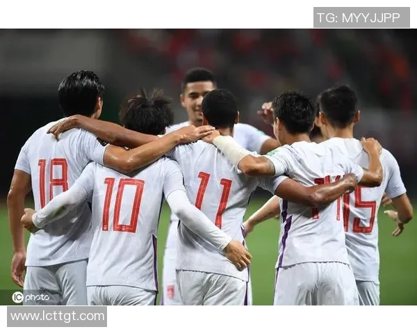 年轻香港足球明星谭咏麟的崛起与梦想追逐之路