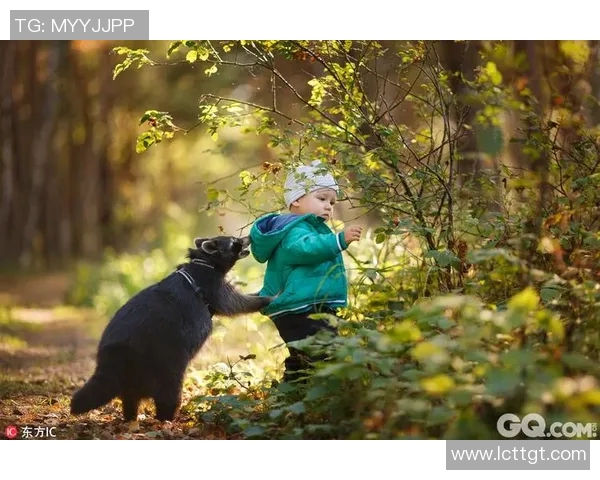 足球明星与儿子温馨合影展现父子情深瞬间感动无数球迷心灵