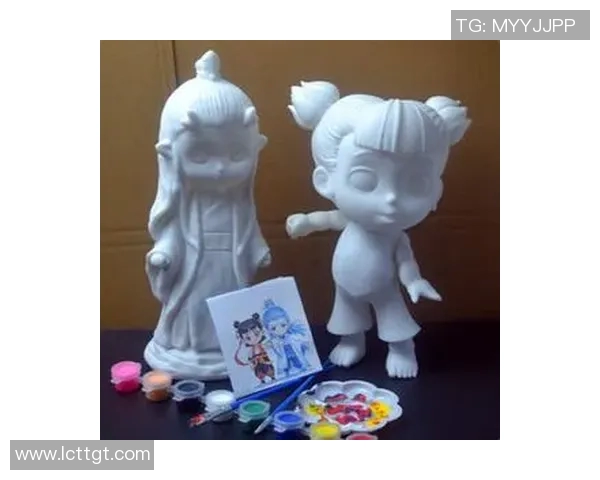 足球明星梅西的石膏娃娃艺术作品展现了足球与创意的完美结合